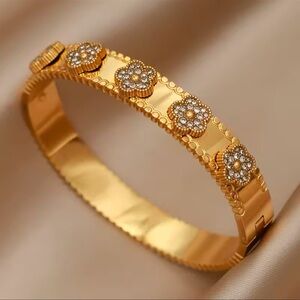 NWOT 14K Gold Plated Lucky Bracelet in Gold